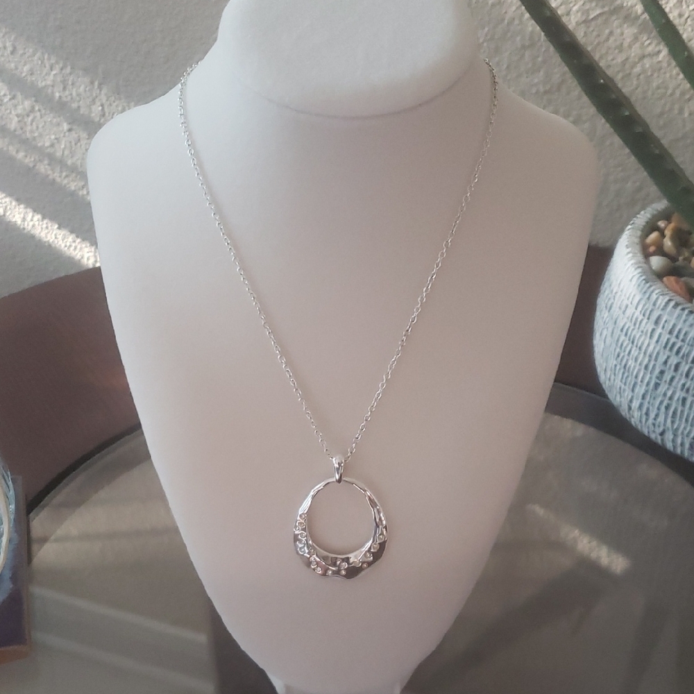 Chic Silver Pendant Necklace